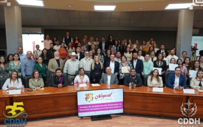 En el marco de 𝗗𝗶́𝗮 𝗜𝗻𝘁𝗲𝗿𝗻𝗮𝗰𝗶𝗼𝗻𝗮𝗹 𝗱𝗲 𝗹𝗼𝘀 𝗗𝗲𝗿𝗲𝗰𝗵𝗼 𝗛𝘂𝗺𝗮𝗻𝗼𝘀, 𝘀𝗲 𝗿𝗲𝗮𝗹𝗶𝘇𝗼́ 𝗹𝗮 𝗲𝗻𝘁𝗿𝗲𝗴𝗮 𝗱𝗲 𝗹𝗮𝘀 𝗰𝗼𝗻𝘀𝘁𝗮𝗻𝗰𝗶𝗮𝘀 𝗮𝗹 𝗳𝘂𝗻𝗰𝗶𝗼𝗻𝗮𝗿𝗶𝗮𝗱𝗼 𝗾𝘂𝗲 𝗰𝘂𝗹𝗺𝗶𝗻𝗼́ 𝗰𝗼𝗻 𝗲́𝘅𝗶𝘁𝗼 𝗗𝗶𝗽𝗹𝗼𝗺𝗮𝗱𝗼 𝗗𝗲𝗿𝗲𝗰𝗵𝗼𝘀 𝗛𝘂𝗺𝗮𝗻𝗼𝘀 𝗲𝗻 𝗲𝗹 𝗦𝗲𝗿𝘃𝗶𝗰𝗶𝗼 𝗣𝘂́𝗯𝗹𝗶𝗰𝗼.